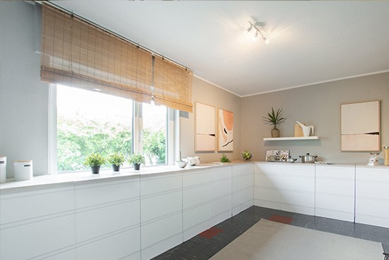 Raum 2 with CUBIQZ basic cardboard cornerkitchen Home Staging DE with CUBIQZ basic cardboard cornerkitchen