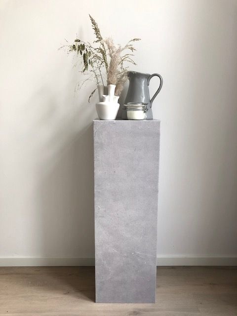 Cardboard pillar / pedestal / plinth in concrete print. For Homestaging, Pop-Up store, exhibition, POS display | Cubiqz cardboard furniture