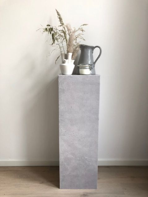 Cardboard pillar / pedestal / plinth in concrete print. For Homestaging, Pop-Up store, exhibition, POS display | Cubiqz cardboard furniture