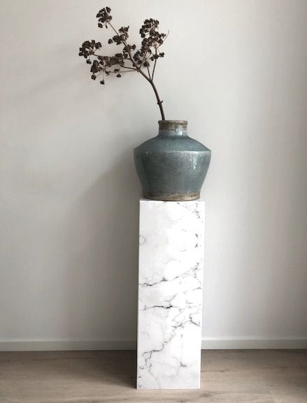 Cubiqz cardboard pillar with all over white marble print. Suitable for all rooms, for Home Staging, Home Furnishings or as display for products