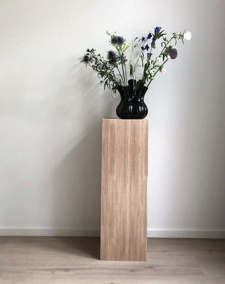 Cubiqz cardboard pillar with all over wood print. Use it for Home Staging or to display your products