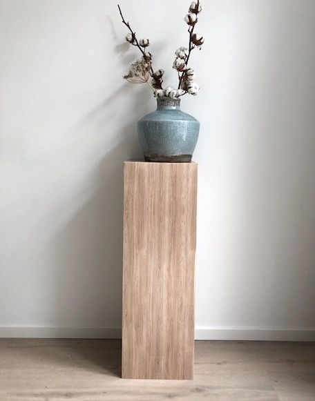Cardboard pillar with wood print. A real eye-catcher to put on your accessories or display your products. Easy to use and reuse.