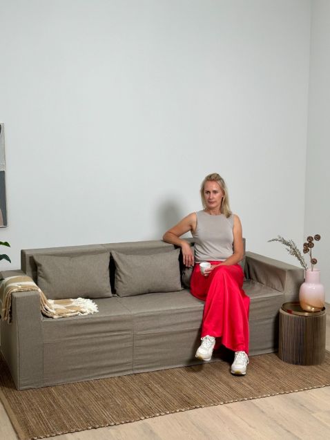 Made from recyclable cardboard and intended for reuse, this lightweight, eco-friendly cardboard sofa is highly portable and provides a sustainable seating solution. Fabric Cover Bobby - Take Your Seat