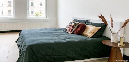 Cardboard double bed with headboard. Lightweight modules for Home Staging. Easy to use, transport, store and reuse!