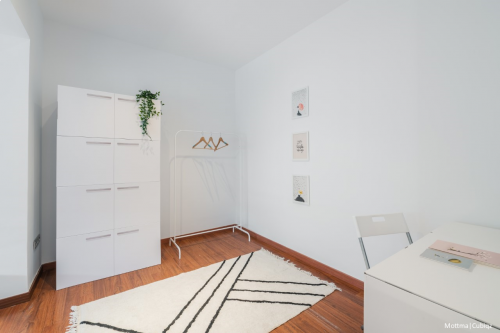 Wardrobe. Cardboard module of 4 stacked cardboard boxes outfitted with a photorealistic print.
Due to the modular system, the individual elements can also be placed vertically.