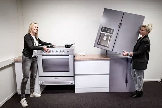 Cubiqz lightweight cardboard oven and cardboard American fridge for Home Staging and expo 